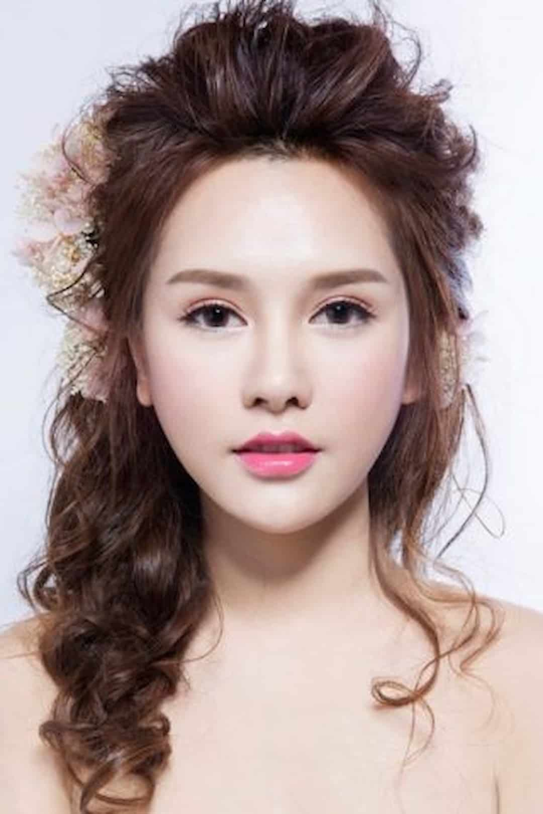 Trang điểm cô dâu mặt tròn dễ thương